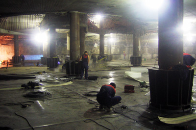 Гидроизоляционные работы на 6-м подземном этаже перед возведением фундаментной плиты и после полного завершения наземной части комплекса.