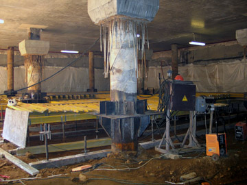 Возведение 2-го подземного этажа хирургического корпуса способом "top & down" с использованием постоянных и временных буровых колонн.