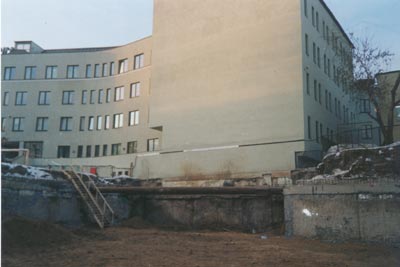 Enclosing and support of excavation pit of administrative building under construction