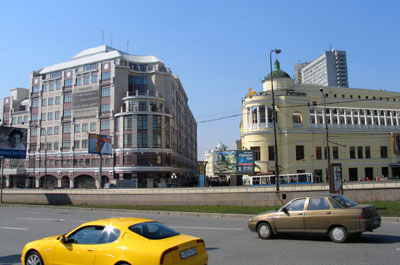 Вид на главный корпус МГФЦ “Альфа-Арбат-Центр”  с подземной автостоянкой и вестибюлем метро со стороны Арбатской площади (слева).
